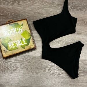 Black One-Shoulder Swimsuit